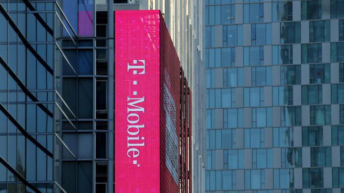 Foto de archivo del logo de T-Mobile en un edificio en Los Angeles, California
May 11, 2017. REUTERS/Mike Blake/